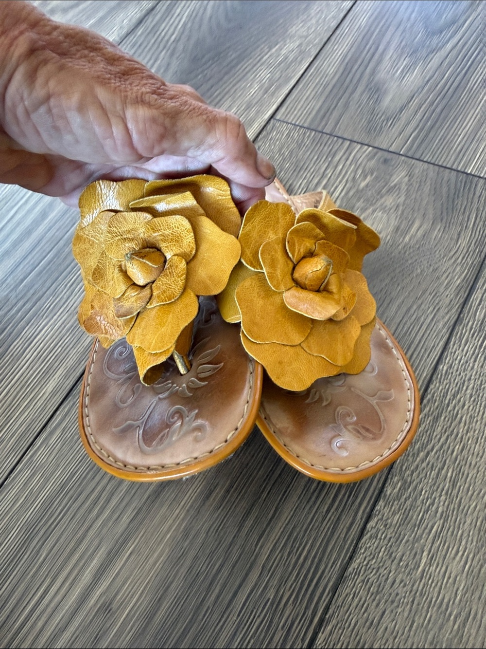 Born Leather Floral Sandals Women’s 9 Mustard Yellow 3D Flower Boho Thong - Picture 6 of 7